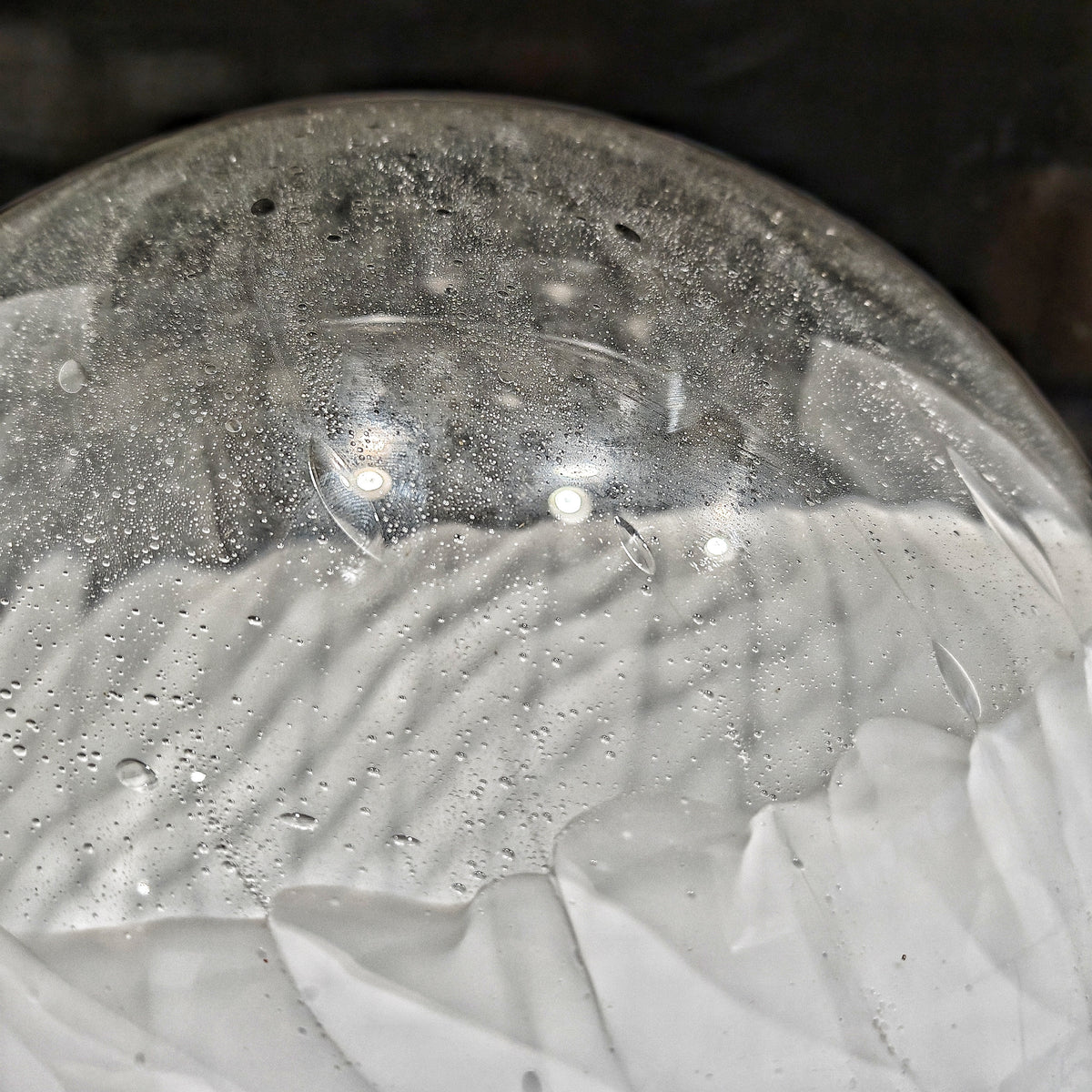 Lampe de table sphérique blanche en verre de Murano années 70 - Veart