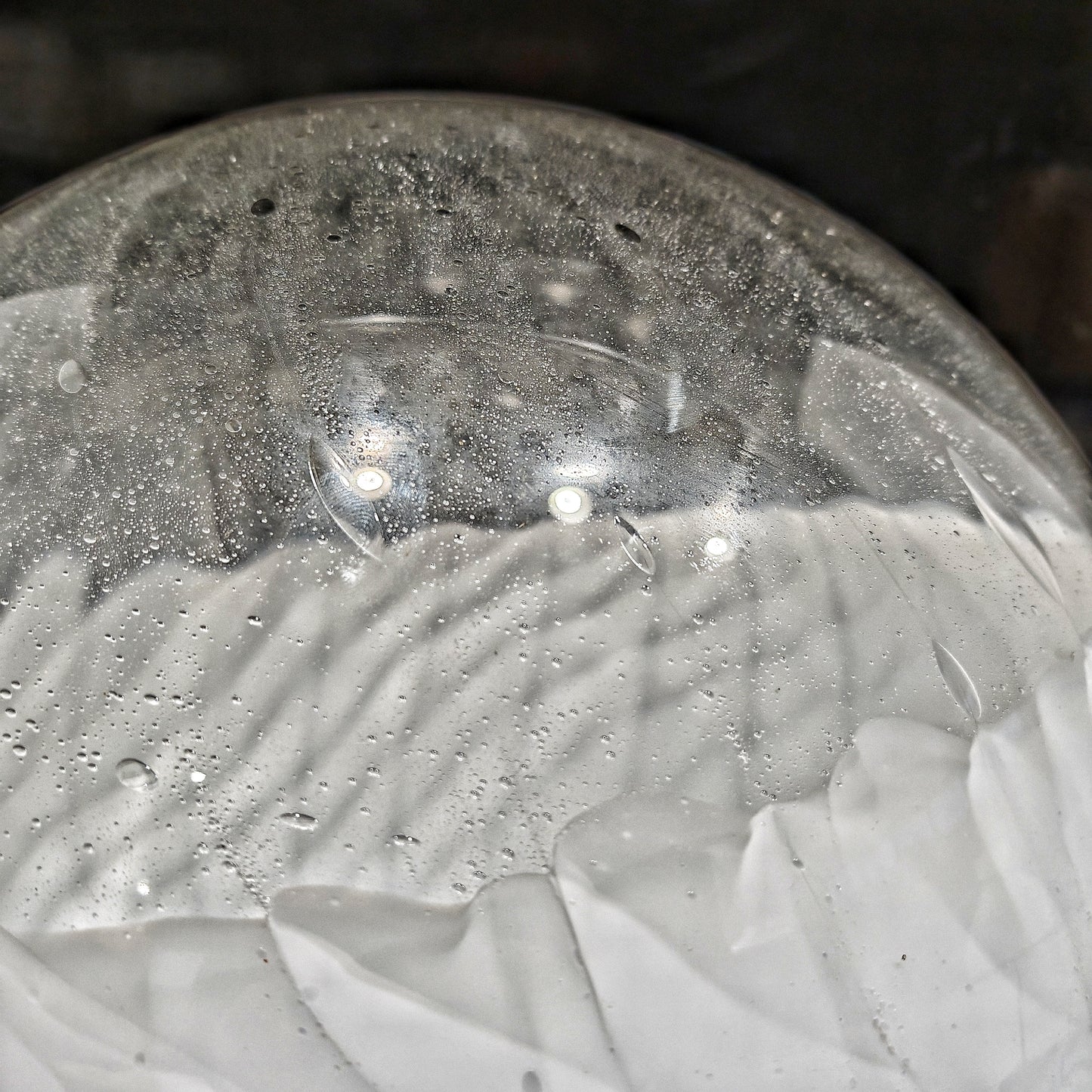 Lampada da tavolo sferica bianca vetro murano anni 70 - Veart