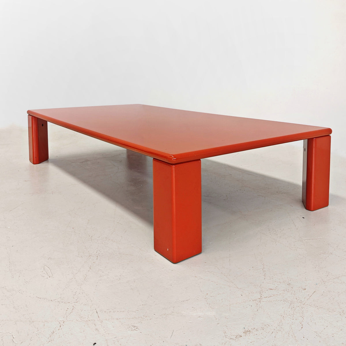 Table basse rectangulaire laquée rouge/orange Ming de K. Takahama pour Simon Gavina, années 70