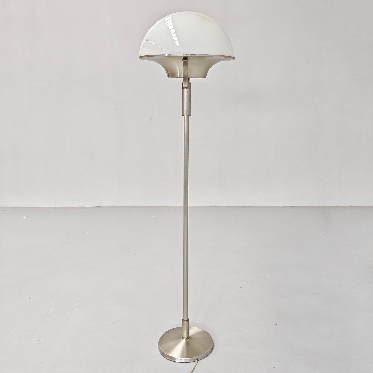 Lampada da terra vintage in vetro bianco anni 60