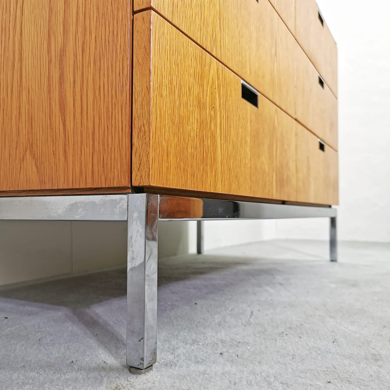 Cassettiera in rovere e marmo Florence Knoll per Knoll International 1970's