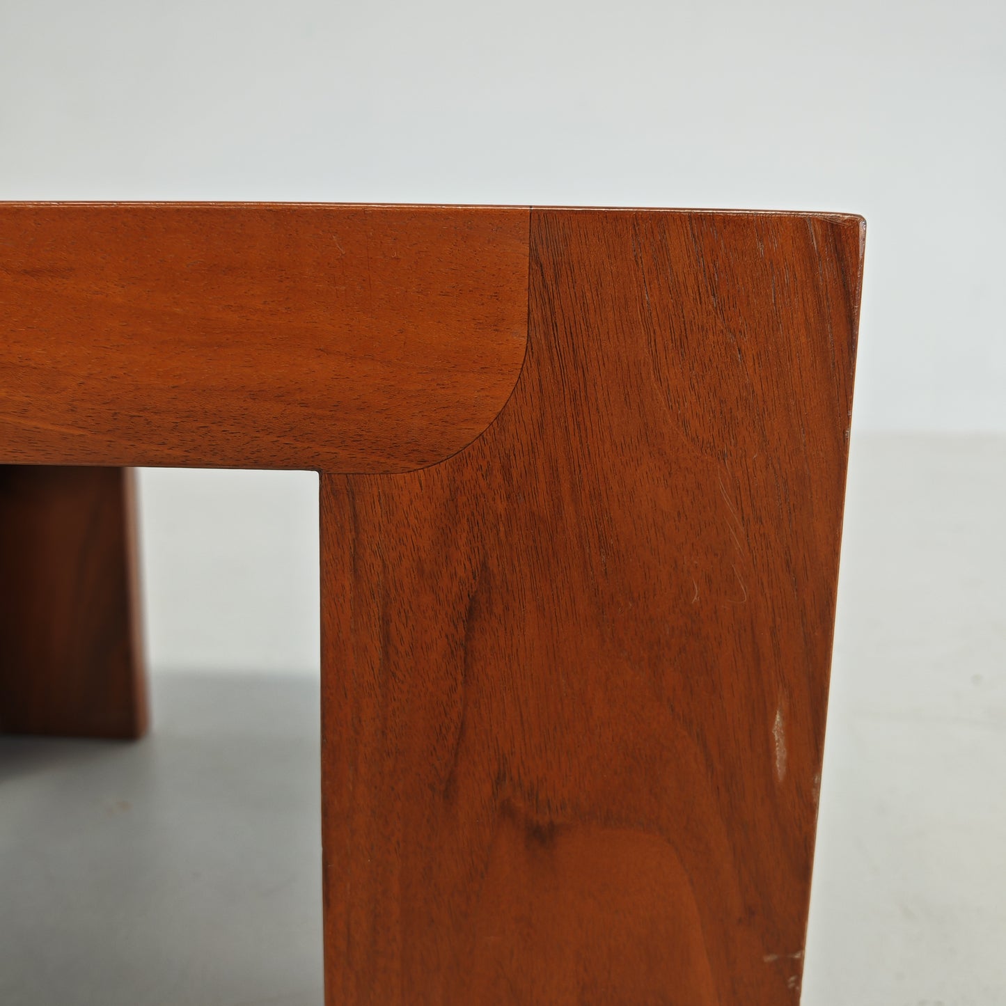 Tavolino piccolo quadrato in noce vintage anni 70 (a)