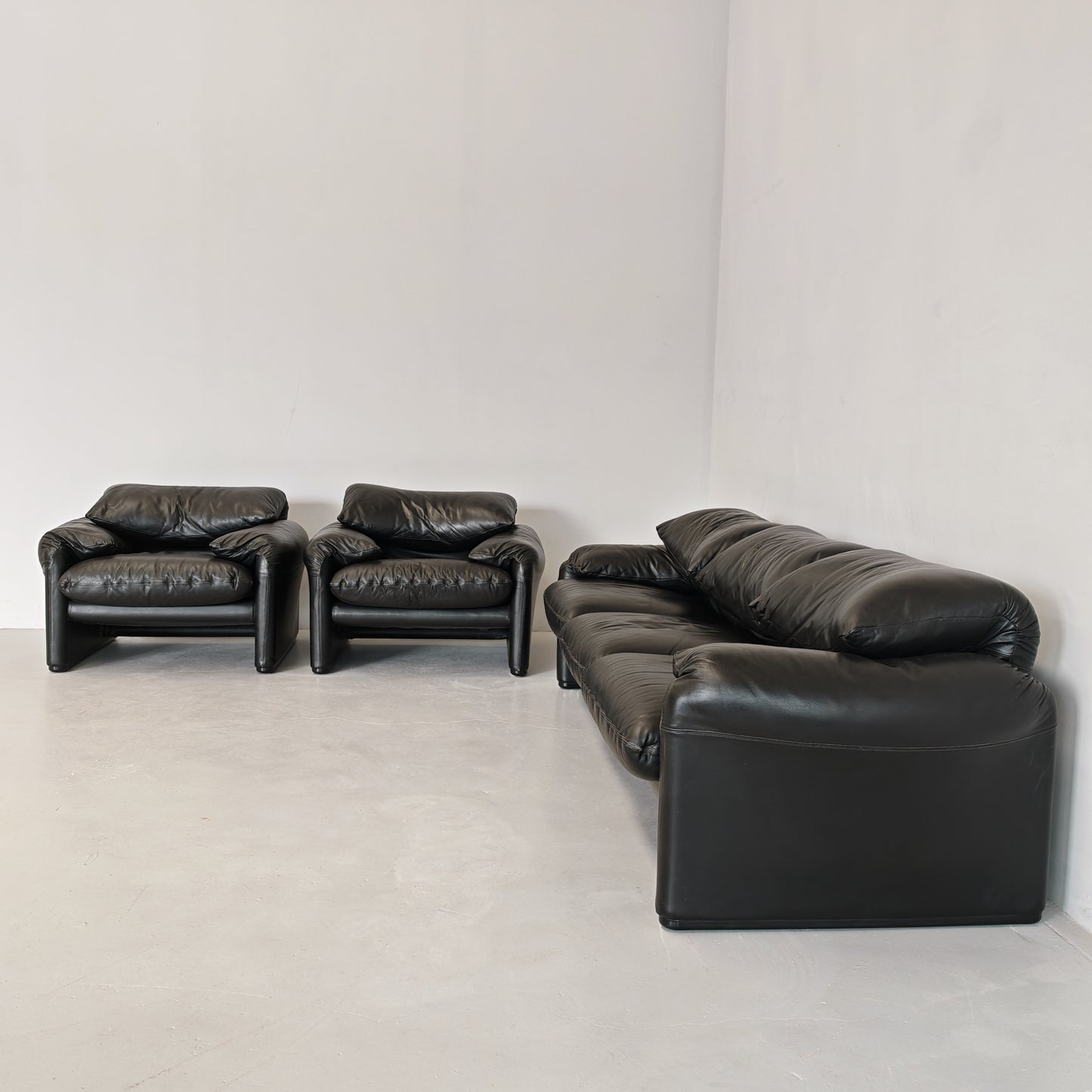 Poltrone design in pelle nera modello Maralunga anni 80