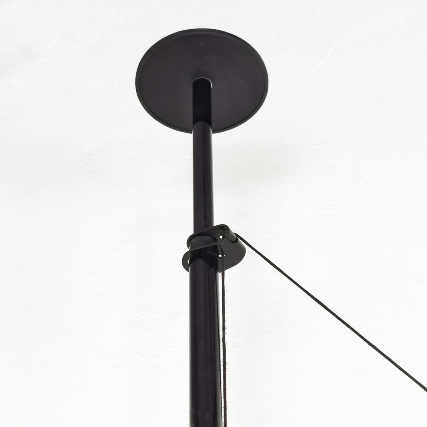 Lampada da terra nera modello Bigo Prod. Valenti 1980s