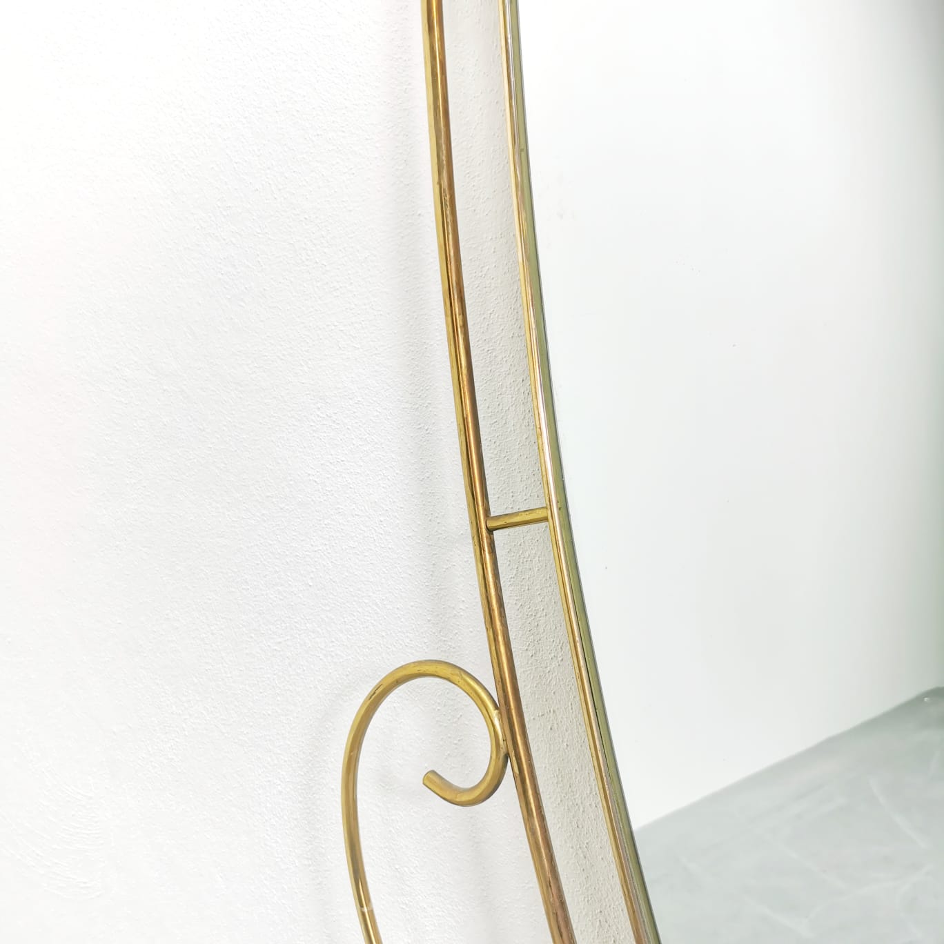 Grande specchio ovale da terra in ottone anni 50