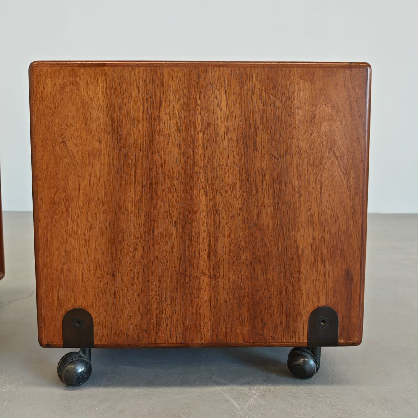 Coppia di comodini vintage design italiano inizi anni 70 designer Fabio Lenci per Bernini