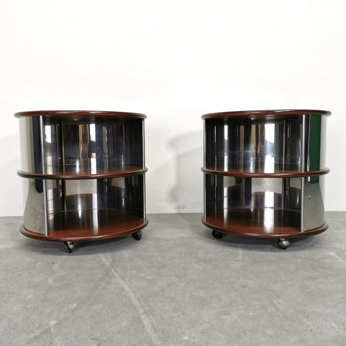 Paire de tables de chevet / tables d'appoint rondes en noyer et acier années 70