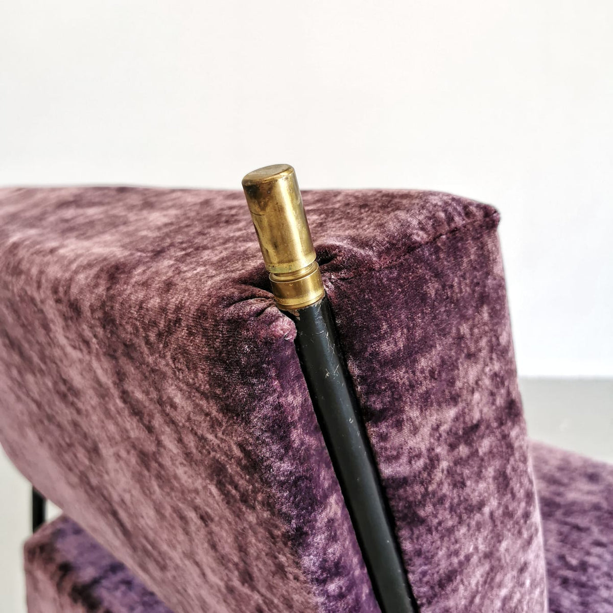 Fauteuil vintage des années 50 en velours violet