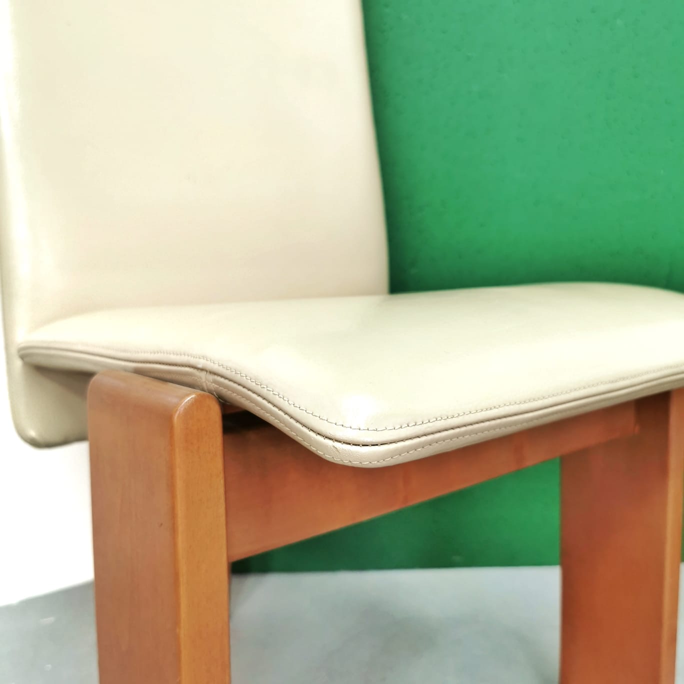 Set di 6 sedie anni 70 / 80 in pelle beige e legno chiaro