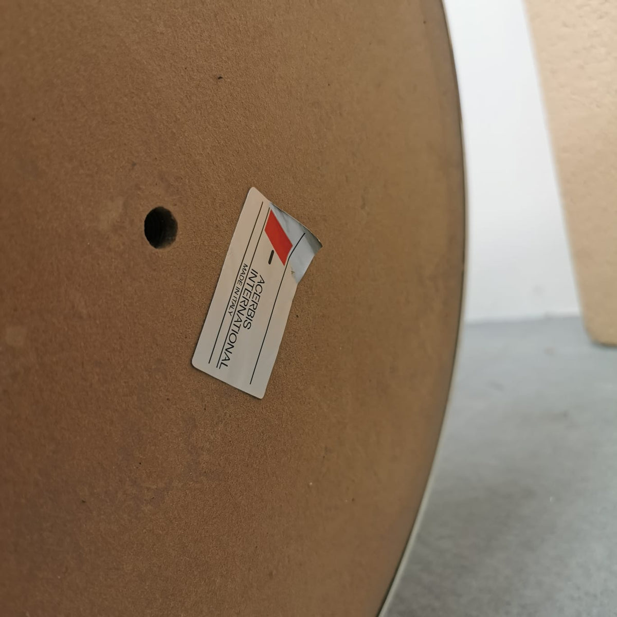 Petite table haute en marbre et verre, produite par Acerbis dans les années 1980.