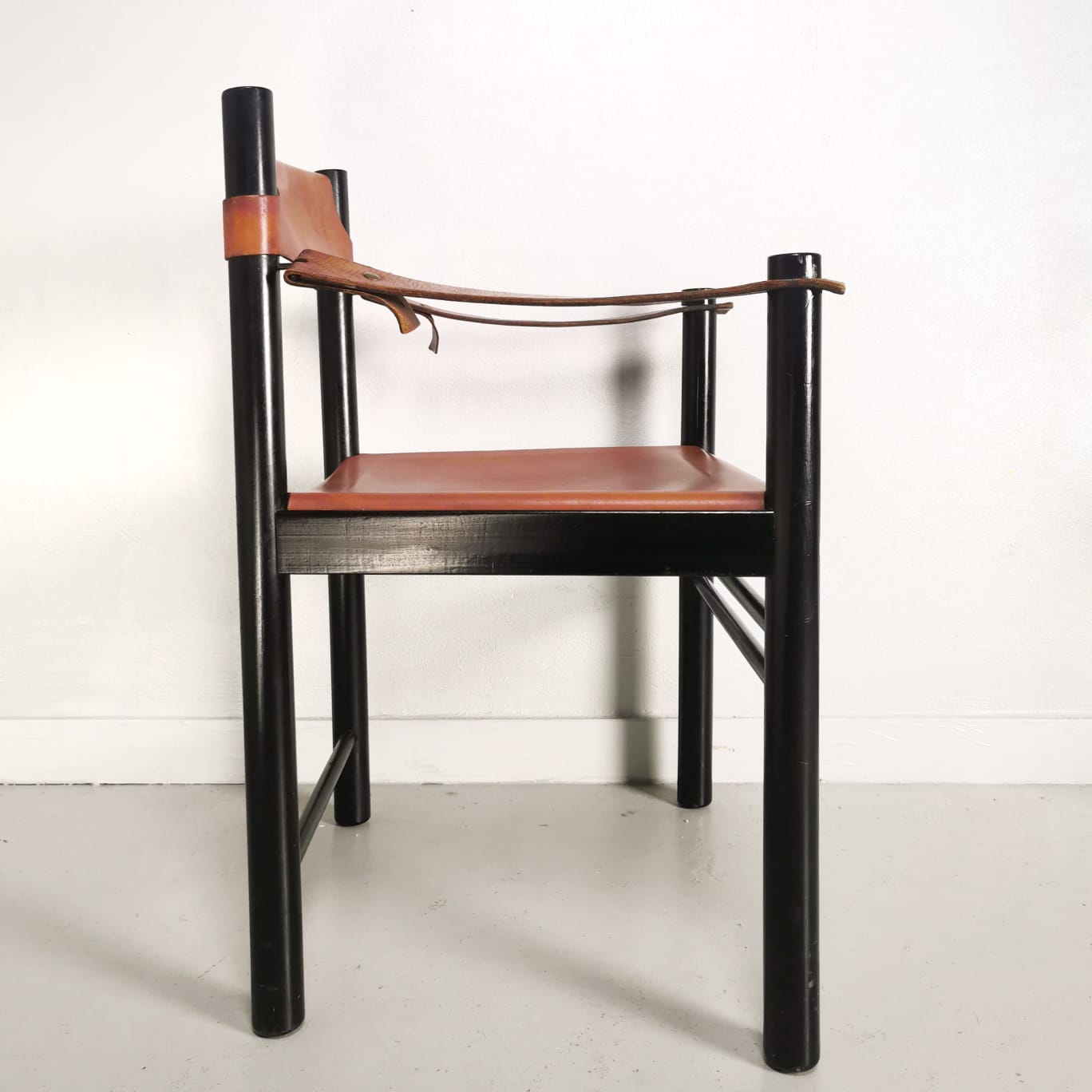 Hibiscus leather chair with armrests from the 80s