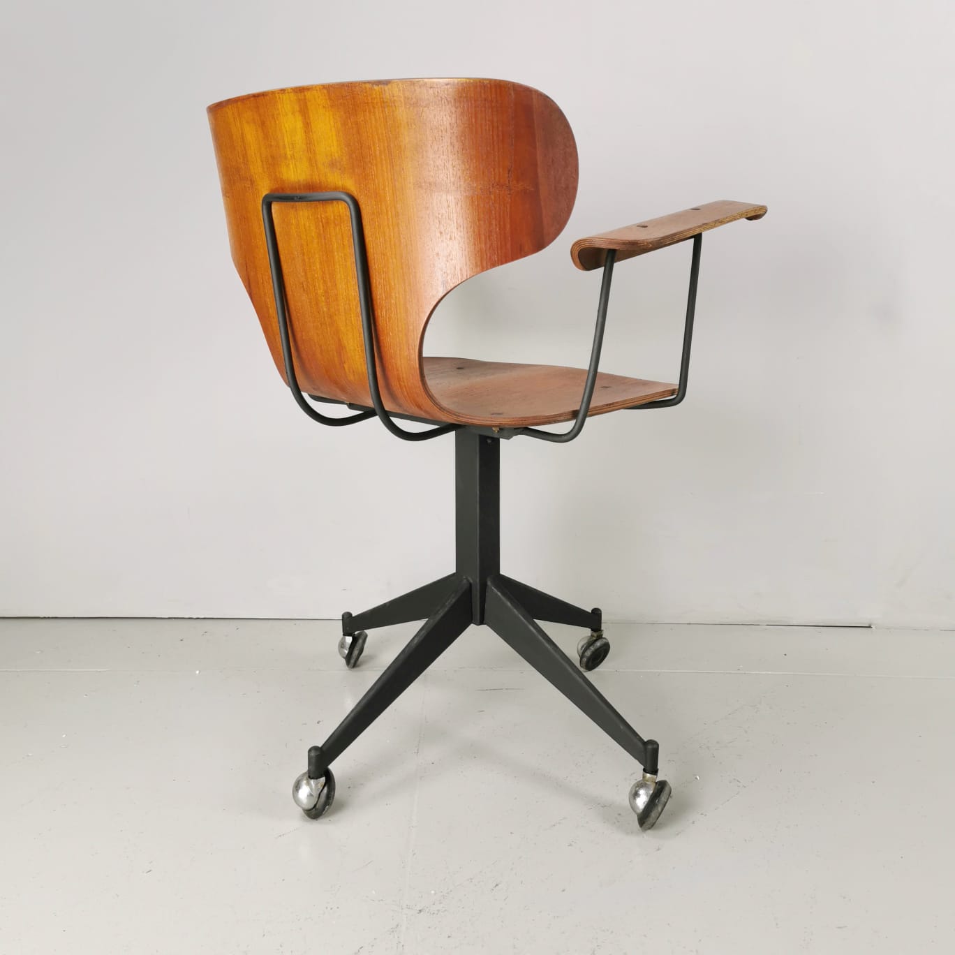 Carlo Ratti swivel chair from the 1950s