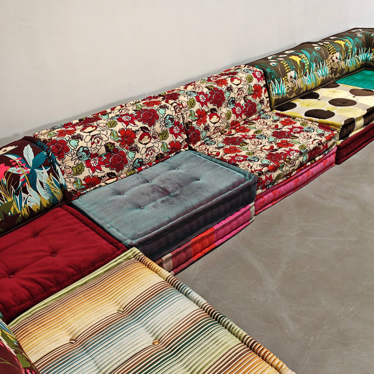 divano modulare Extra Large 9 sedute (27 elementi)  Mah Jong di Roche Bobois tessuti Missoni e Kenzo