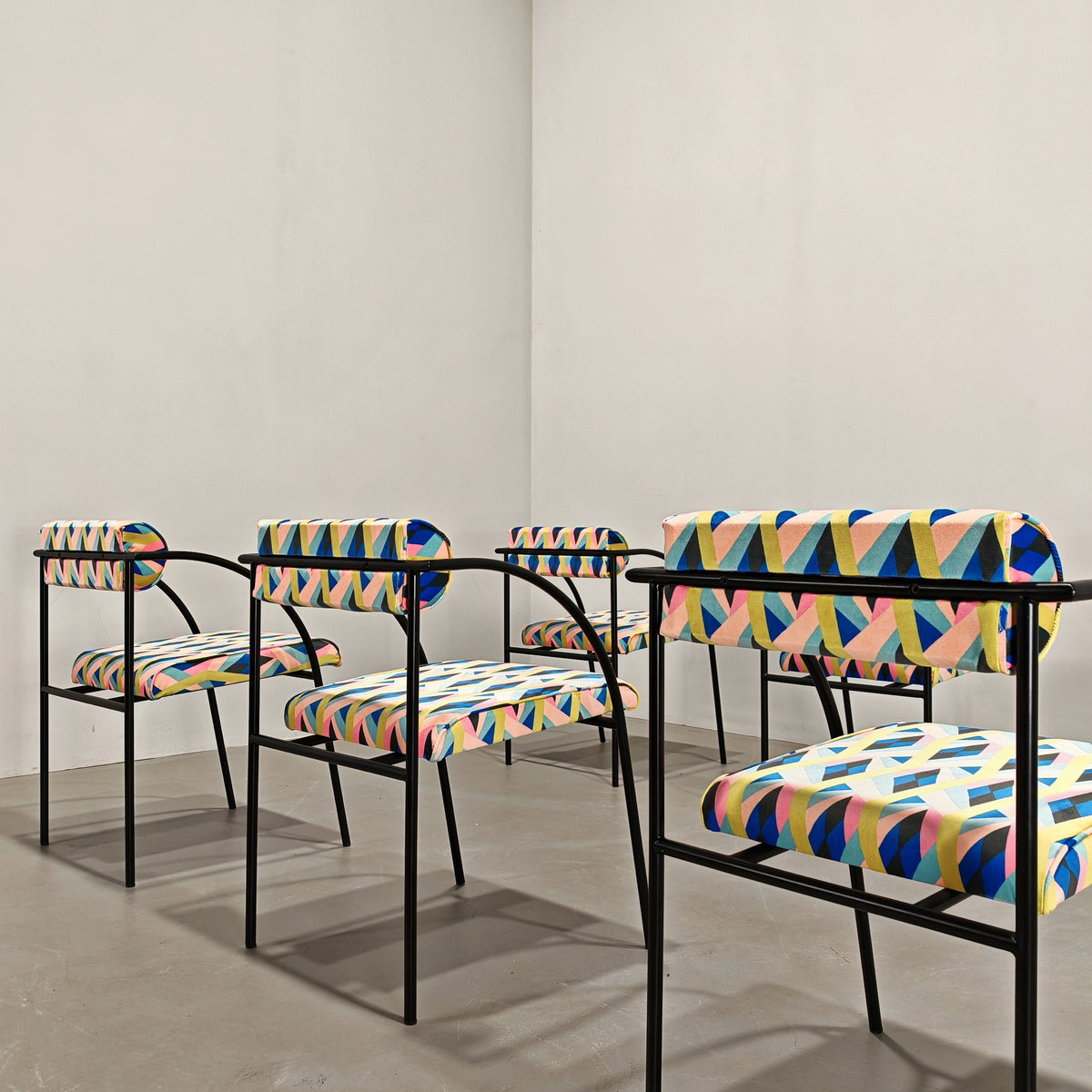 Ensemble de 6 chaises des années 80 en fer et velours optical Vienna, R. Kinsman pour Bieffeplast