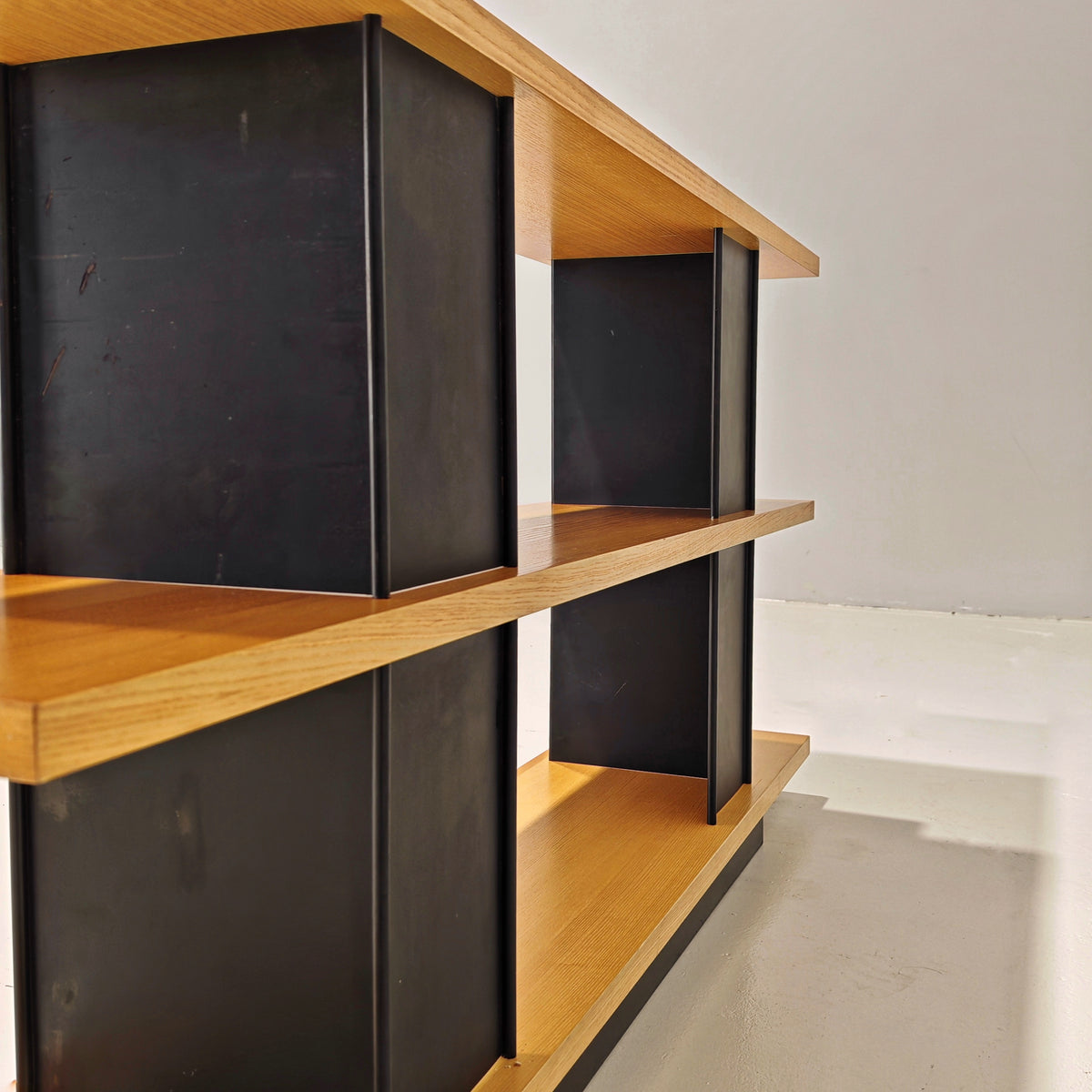 Bibliothèque mobile en chêne, Charlotte Perriand, années 70