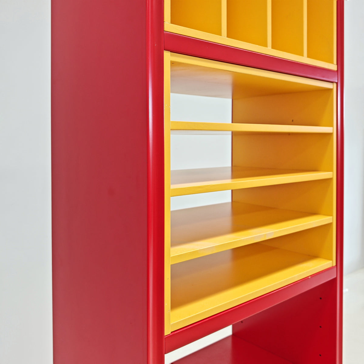 Meuble bibliothèque porte-vinyles laqué années 80