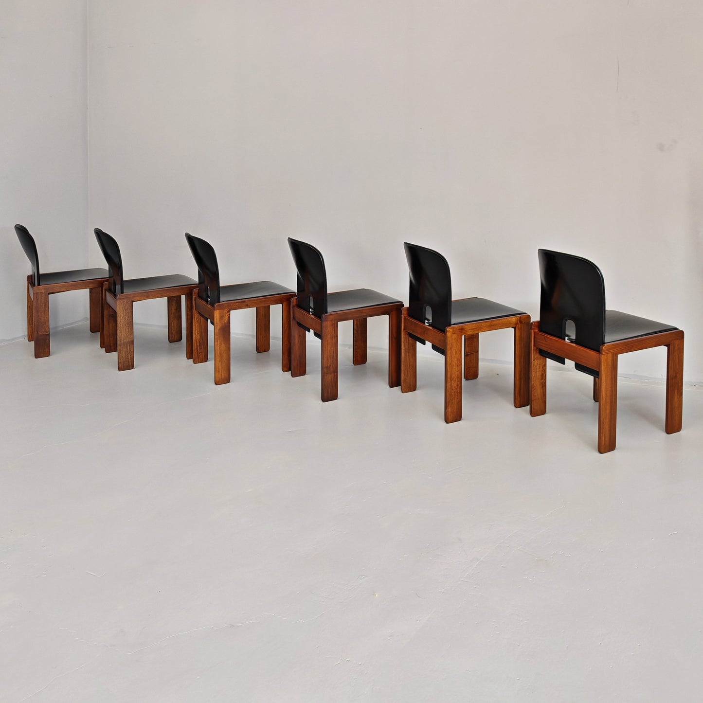 Set di 6 sedie in cuoio e legno di noce modello 121, Afra e Tobia Scarpa per Cassina anni 60