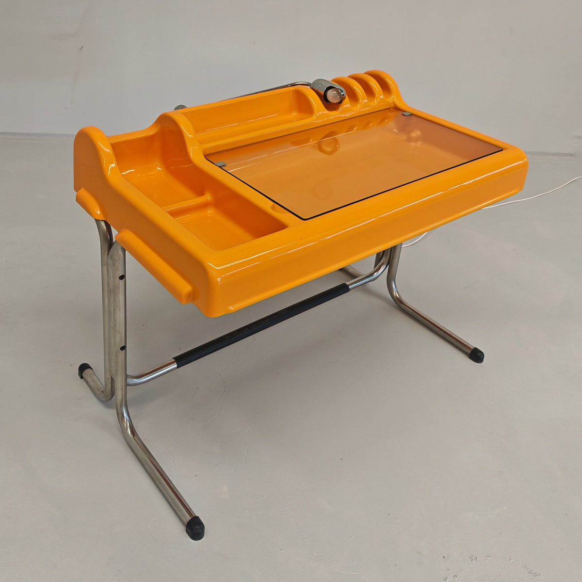 Bureau vintage space age des années 70 modèle « ORIX » des designers V. Parigi et N. Prina pour Molteni