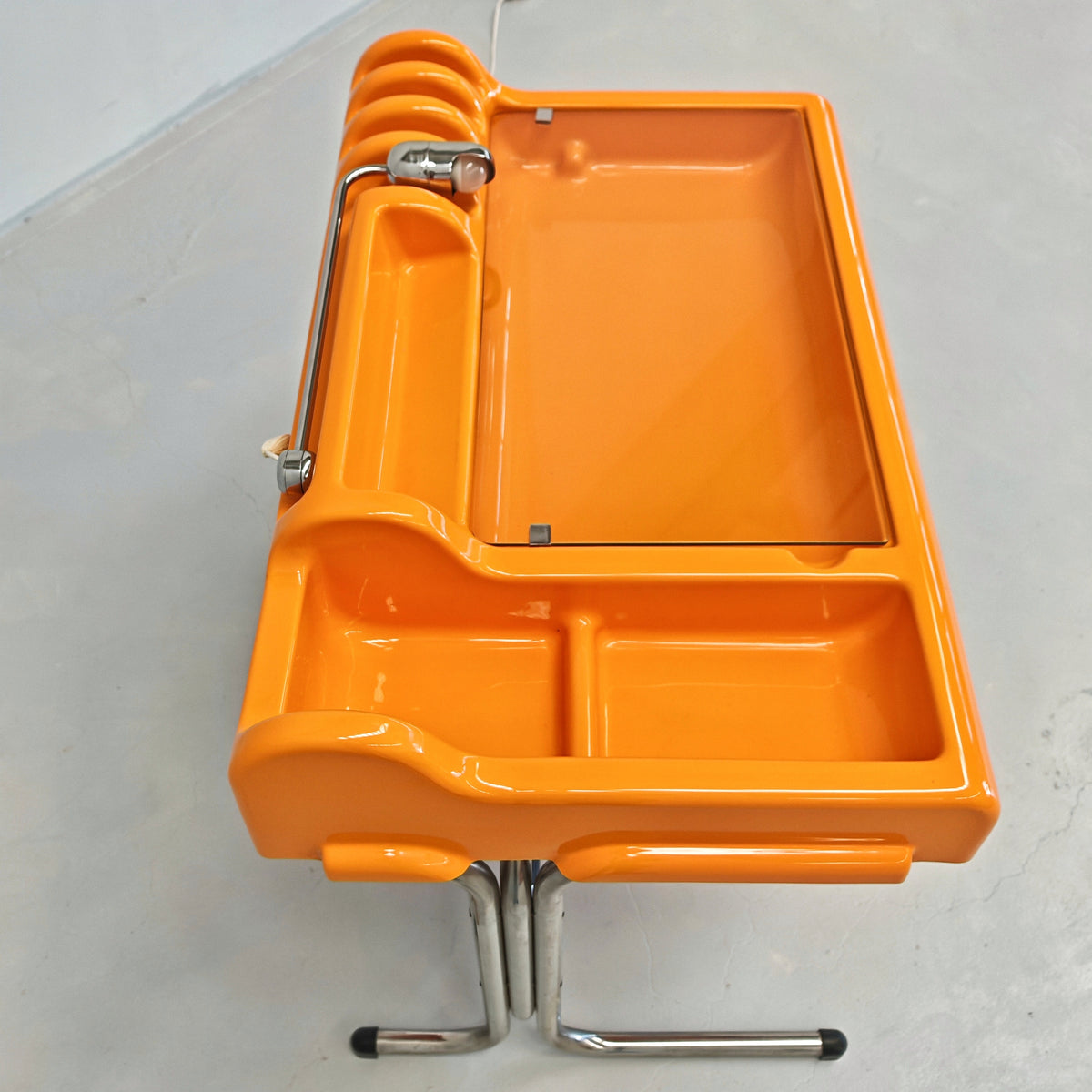 Bureau vintage space age des années 70 modèle « ORIX » des designers V. Parigi et N. Prina pour Molteni