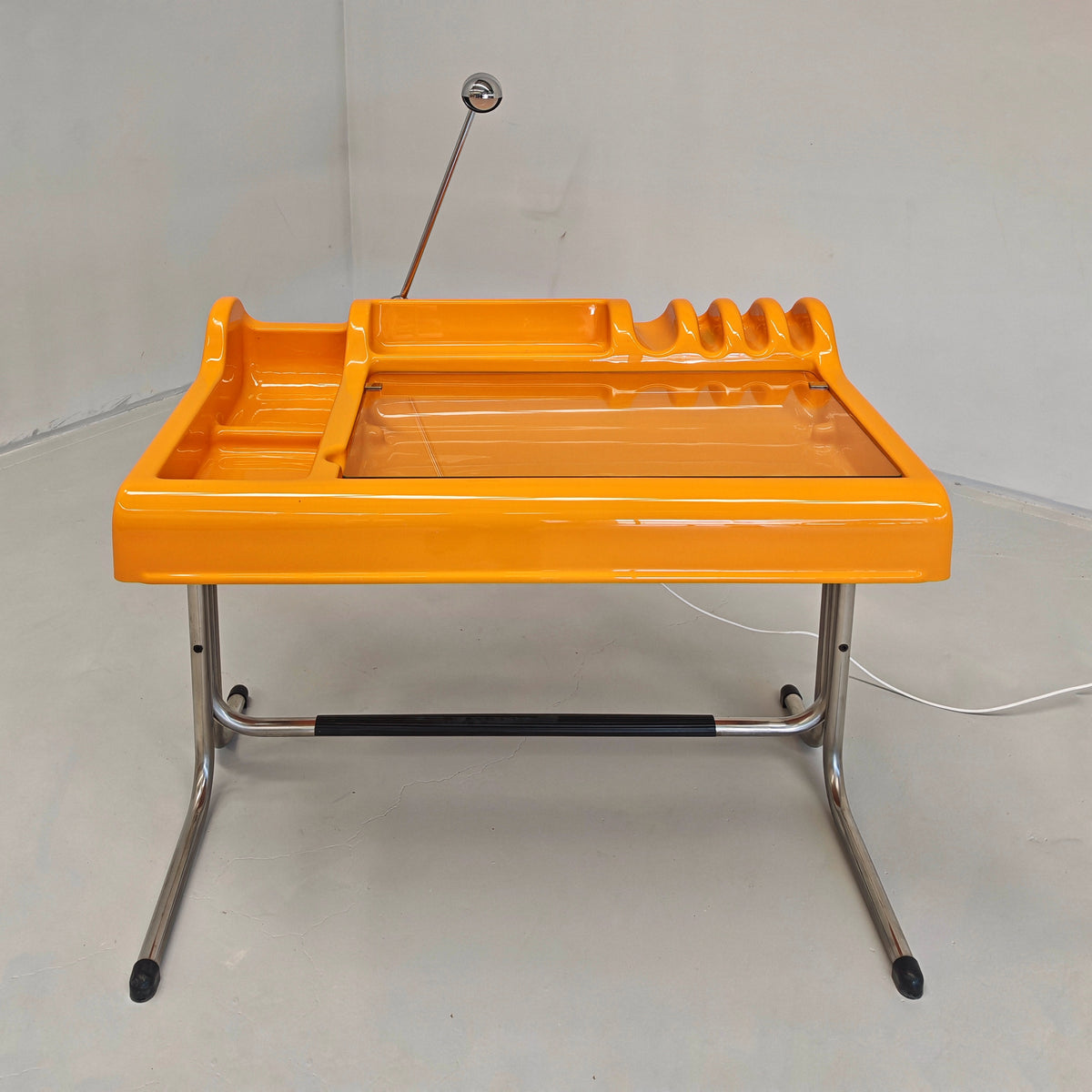 Bureau vintage space age des années 70 modèle « ORIX » des designers V. Parigi et N. Prina pour Molteni