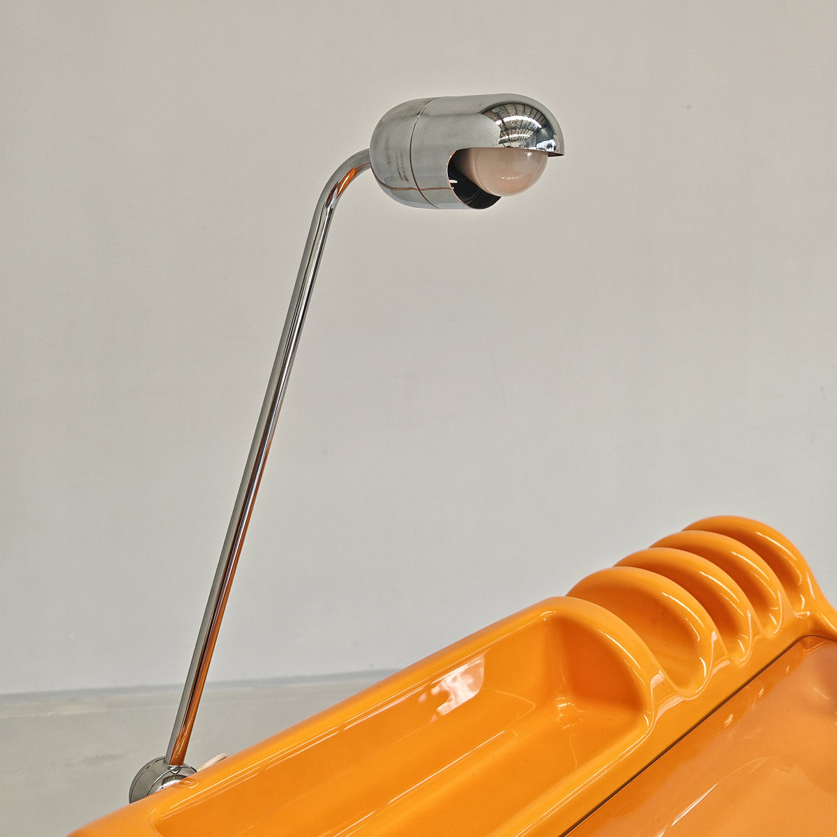 Bureau vintage space age des années 70 modèle « ORIX » des designers V. Parigi et N. Prina pour Molteni