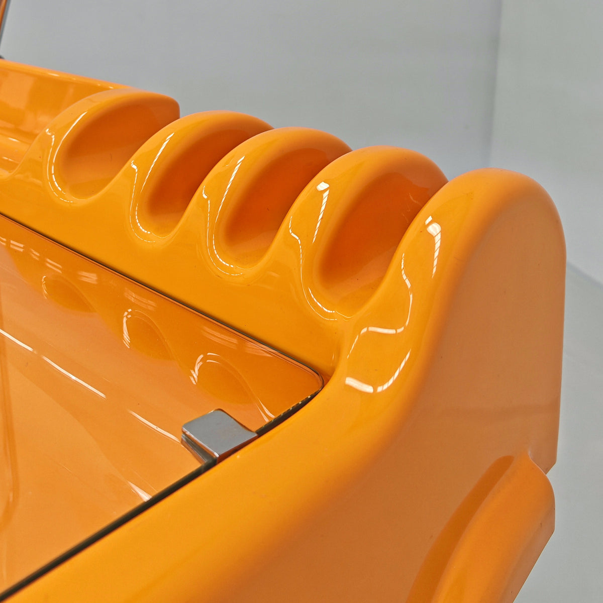 Bureau vintage space age des années 70 modèle « ORIX » des designers V. Parigi et N. Prina pour Molteni