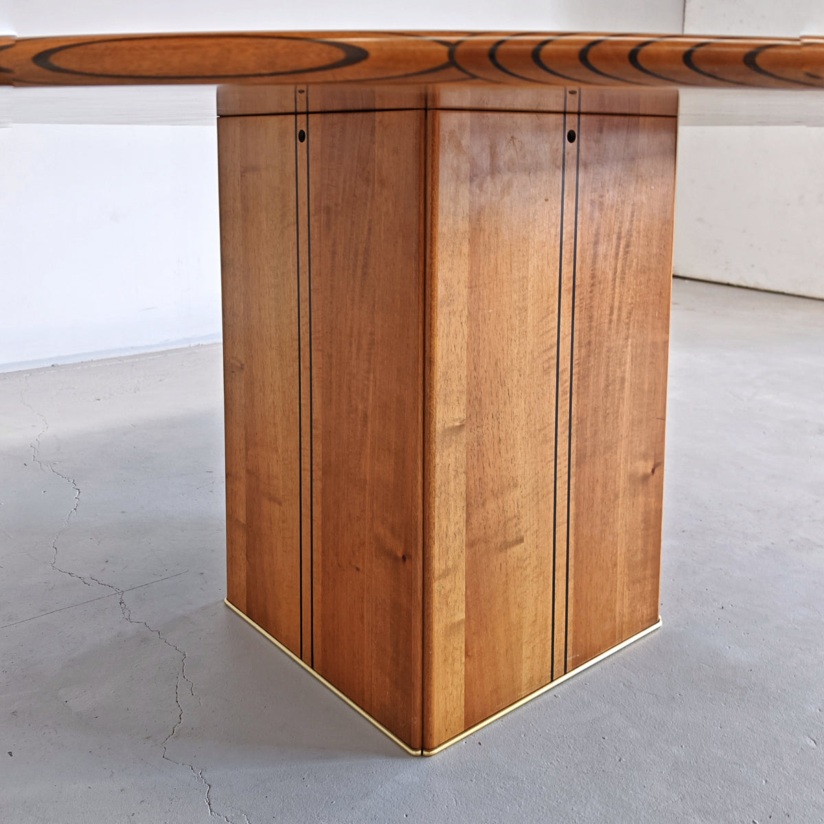 Tavolo tondo in radica mod. "Artona" Afra e Tobia Scarpa per Maxalto B&B Italia  (6/8 persone)
