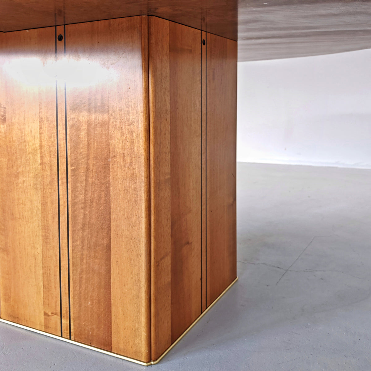 Tavolo tondo in radica mod. "Artona" Afra e Tobia Scarpa per Maxalto B&B Italia  (6/8 persone)