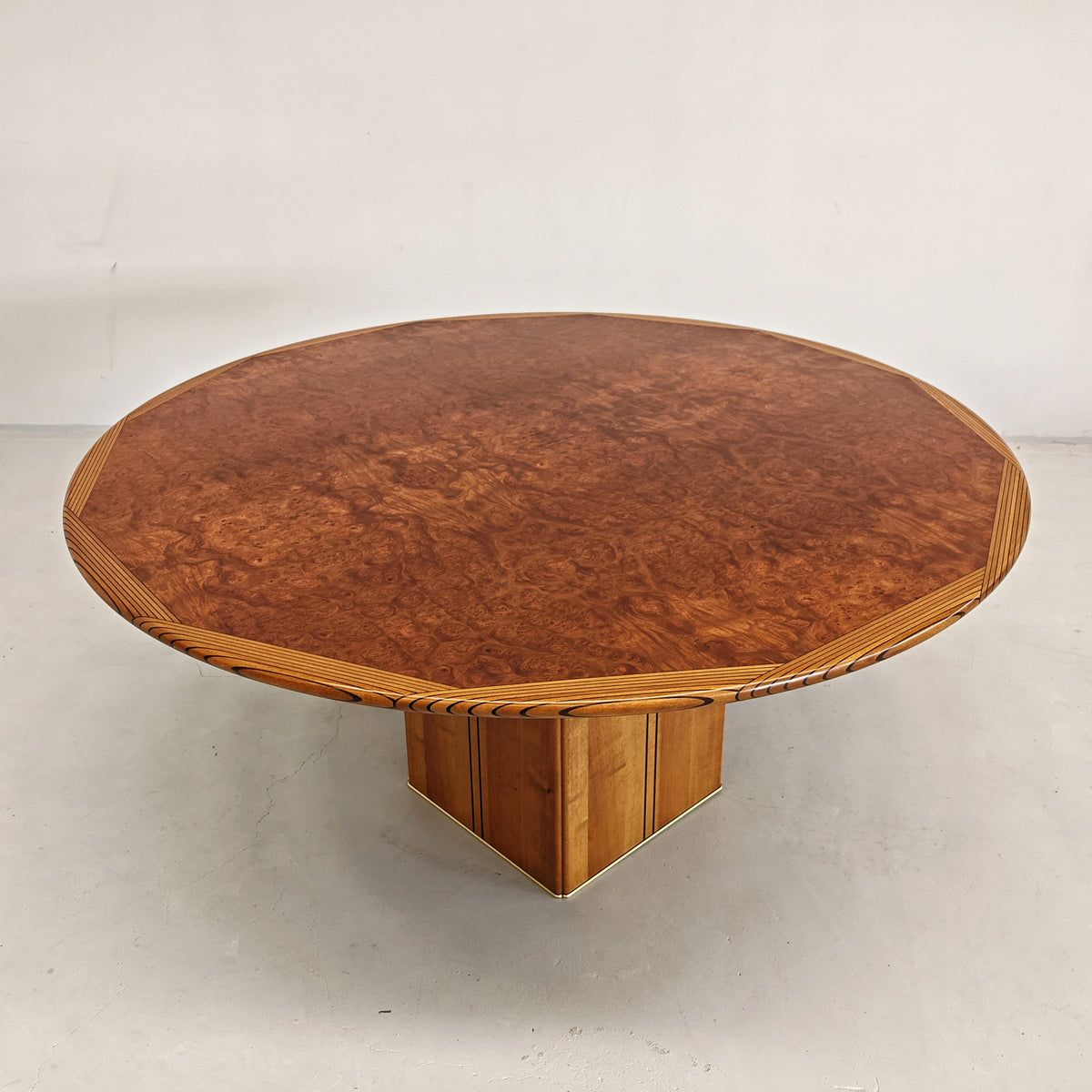 Tavolo tondo in radica mod. "Artona" Afra e Tobia Scarpa per Maxalto B&B Italia  (6/8 persone)