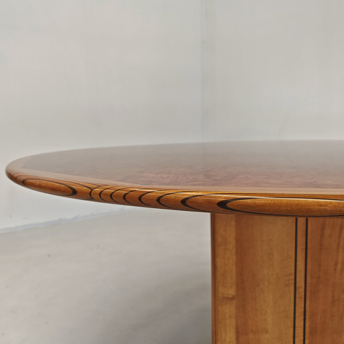 Tavolo tondo in radica mod. "Artona" Afra e Tobia Scarpa per Maxalto B&B Italia  (6/8 persone)
