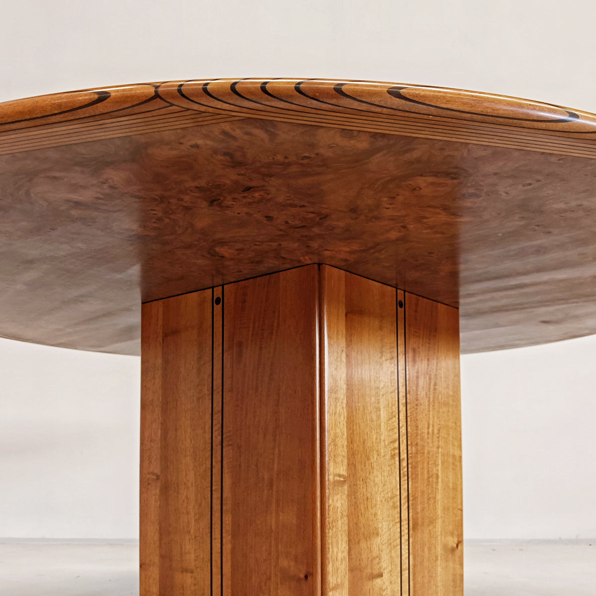 Tavolo tondo in radica mod. "Artona" Afra e Tobia Scarpa per Maxalto B&B Italia  (6/8 persone)