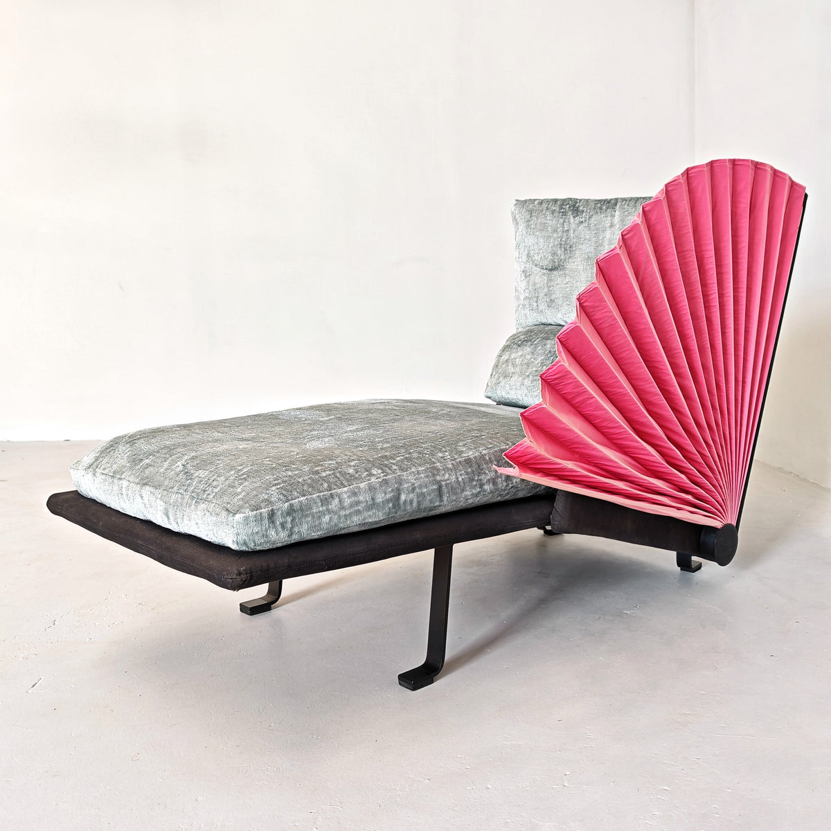 Chaise longue dormeuse verde e fucsia  "Miranda" Paolo Nava per Flexform anni 80
