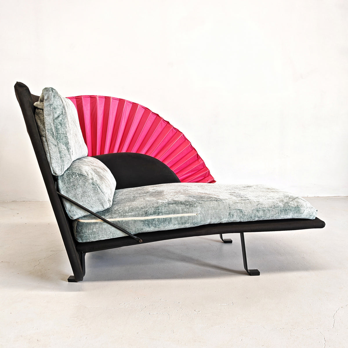 Chaise longue dormeuse verde e fucsia  "Miranda" Paolo Nava per Flexform anni 80
