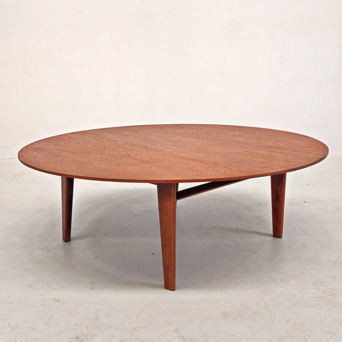 Table basse ronde en teck par E. Palutari pour Dassi, années 60