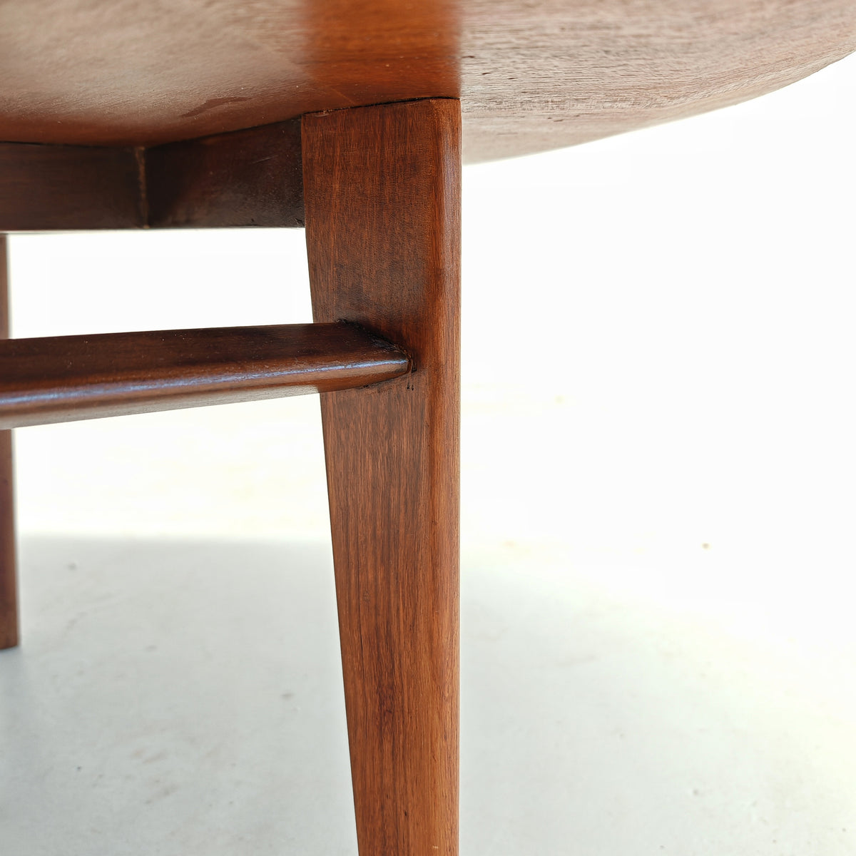 Table basse ronde en teck par E. Palutari pour Dassi, années 60