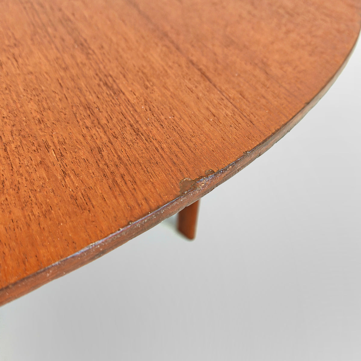 Table basse ronde en teck par E. Palutari pour Dassi, années 60