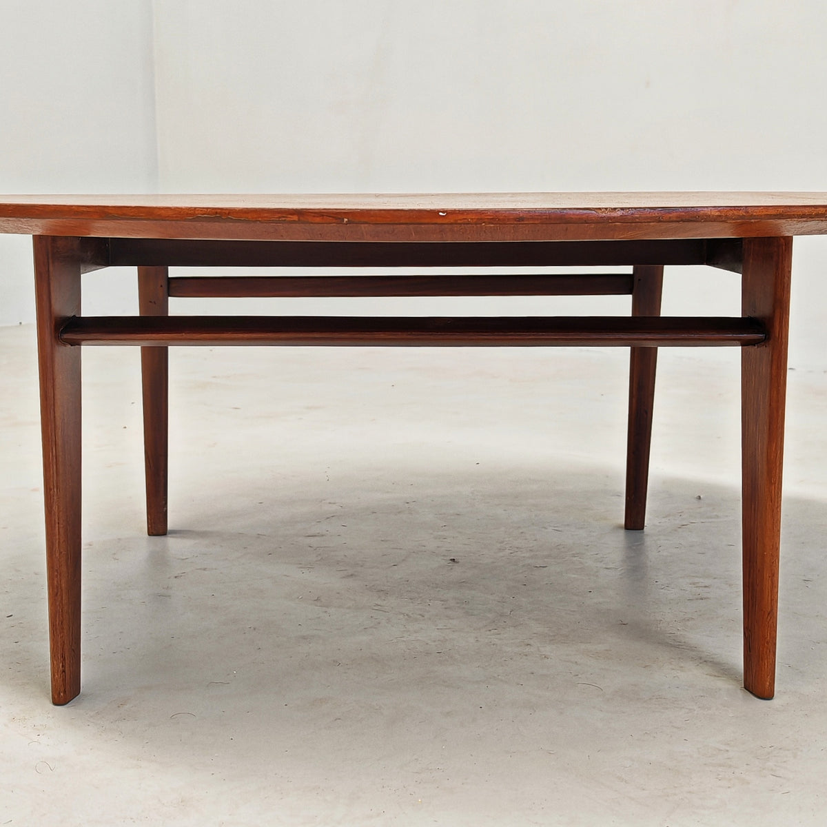 Table basse ronde en teck par E. Palutari pour Dassi, années 60