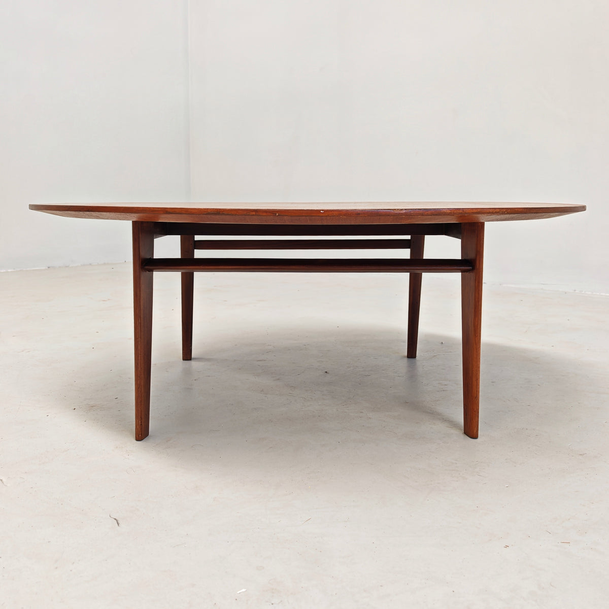 Table basse ronde en teck par E. Palutari pour Dassi, années 60
