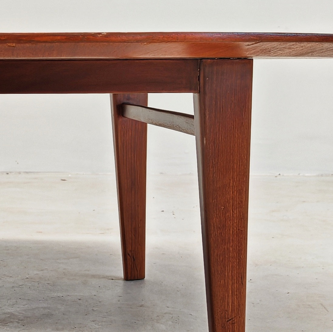 Table basse ronde en teck par E. Palutari pour Dassi, années 60