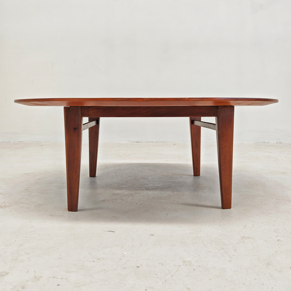 Table basse ronde en teck par E. Palutari pour Dassi, années 60