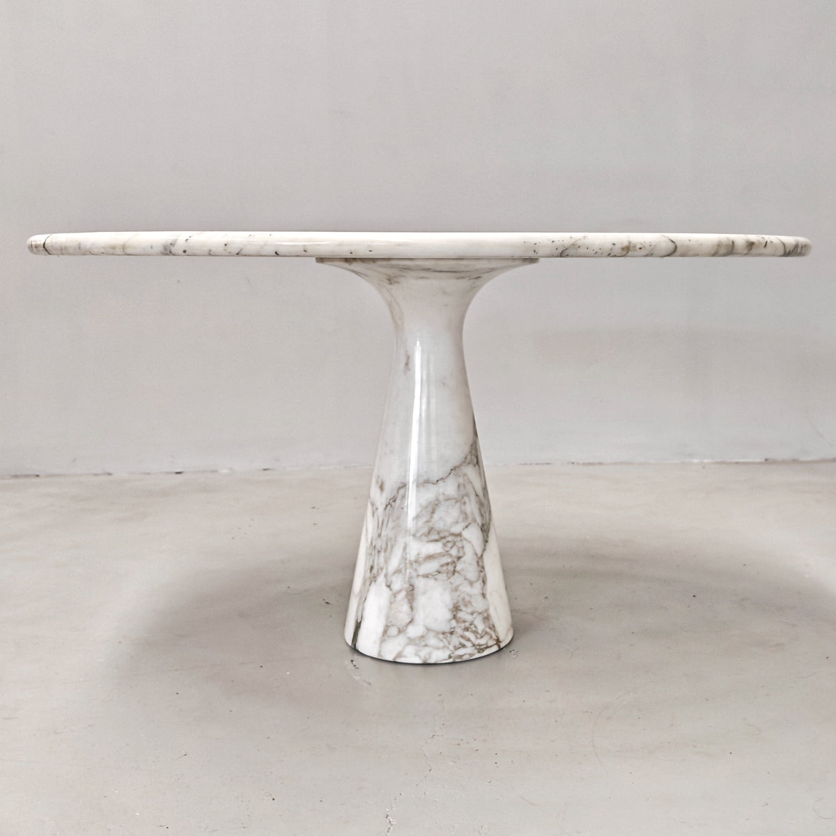 Tavolo Tondo Marmo Calacatta mod. M1, Angelo Mangiarotti per Tisettanta , 1969.