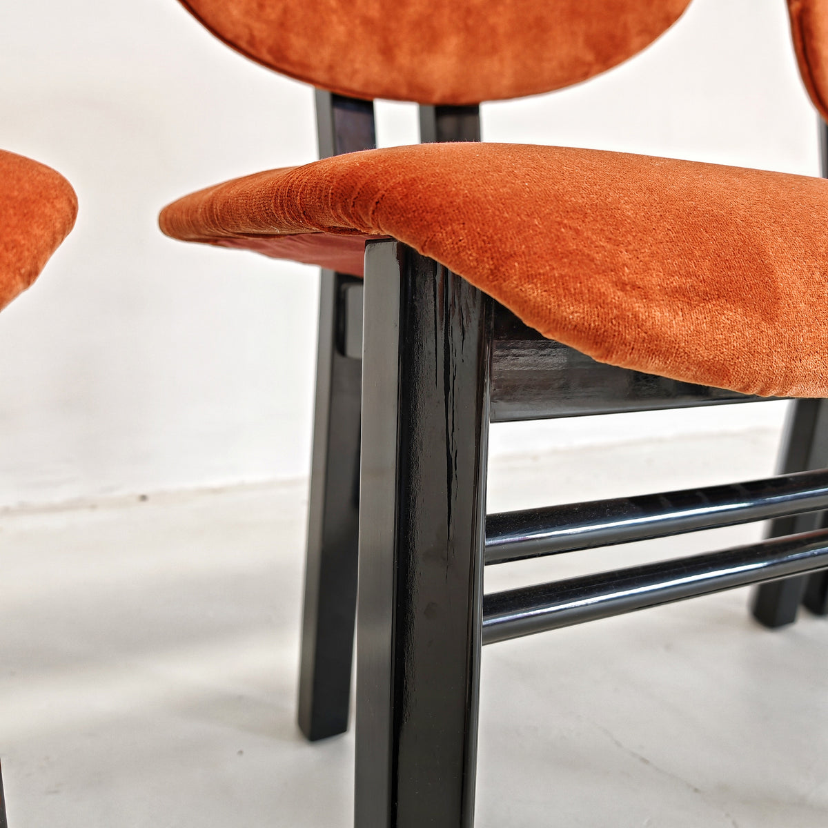 Ensemble de 8 chaises en velours mod. "MED" G. Stoppino et L. Acerbis pour Acerbis, années 1980