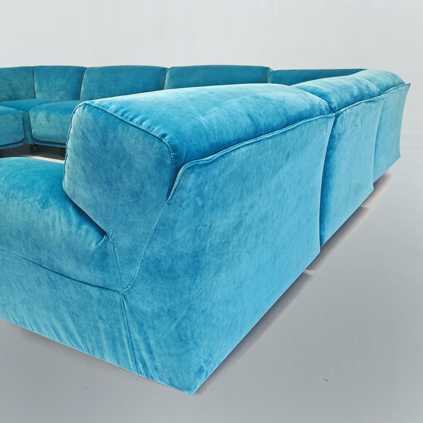 Divano modulare (8) velluto azzurro mod. Fiandra Vico Magistretti per Cassina anni 70/80