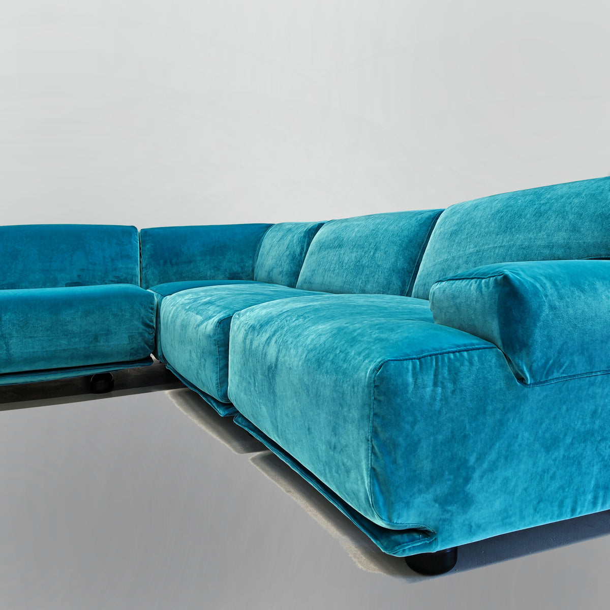 Divano modulare (8) velluto azzurro mod. Fiandra Vico Magistretti per Cassina anni 70/80