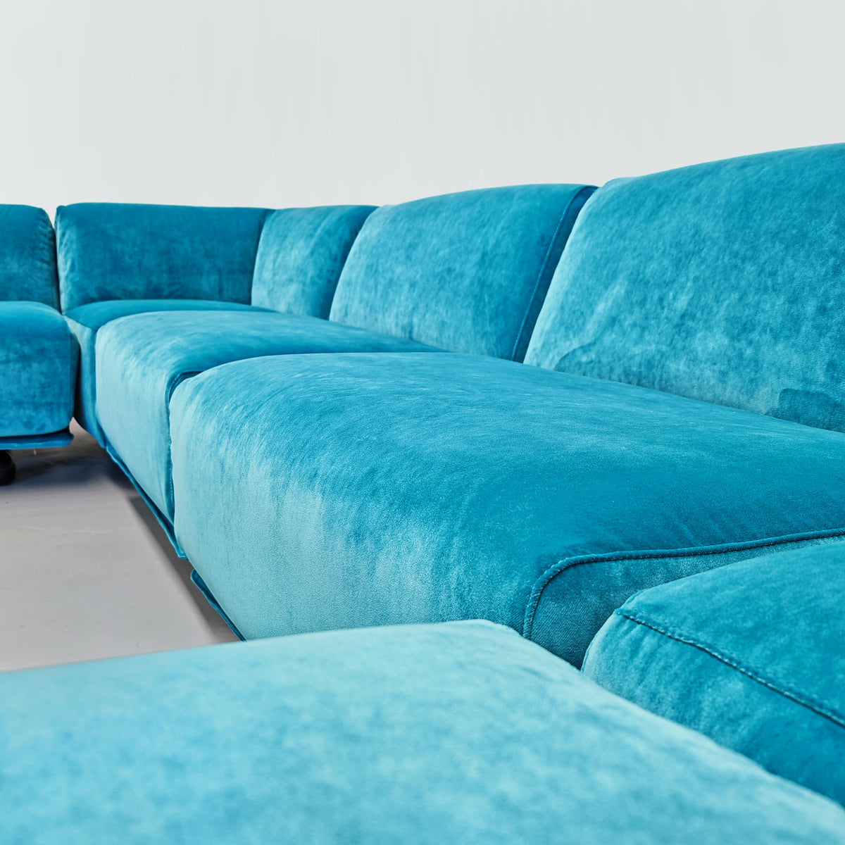 Divano modulare (8) velluto azzurro mod. Fiandra Vico Magistretti per Cassina anni 70/80