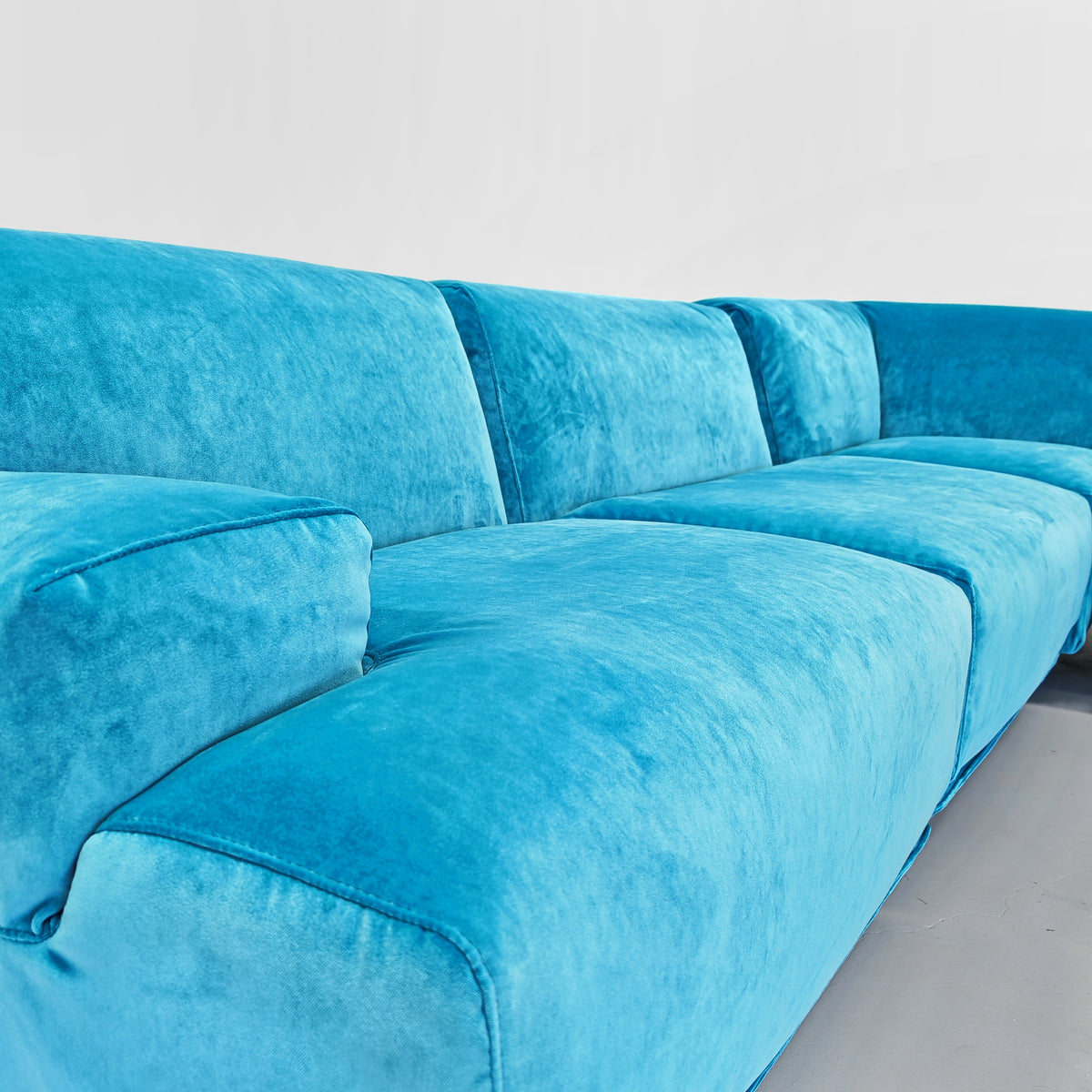 Divano modulare (8) velluto azzurro mod. Fiandra Vico Magistretti per Cassina anni 70/80