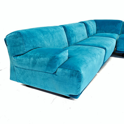 Canapé modulable (5) en velours bleu, modèle Fiandra de V. Magistretti pour Cassina, années 70/80