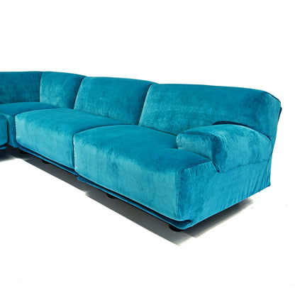 Canapé modulable (5) en velours bleu, modèle Fiandra de V. Magistretti pour Cassina, années 70/80