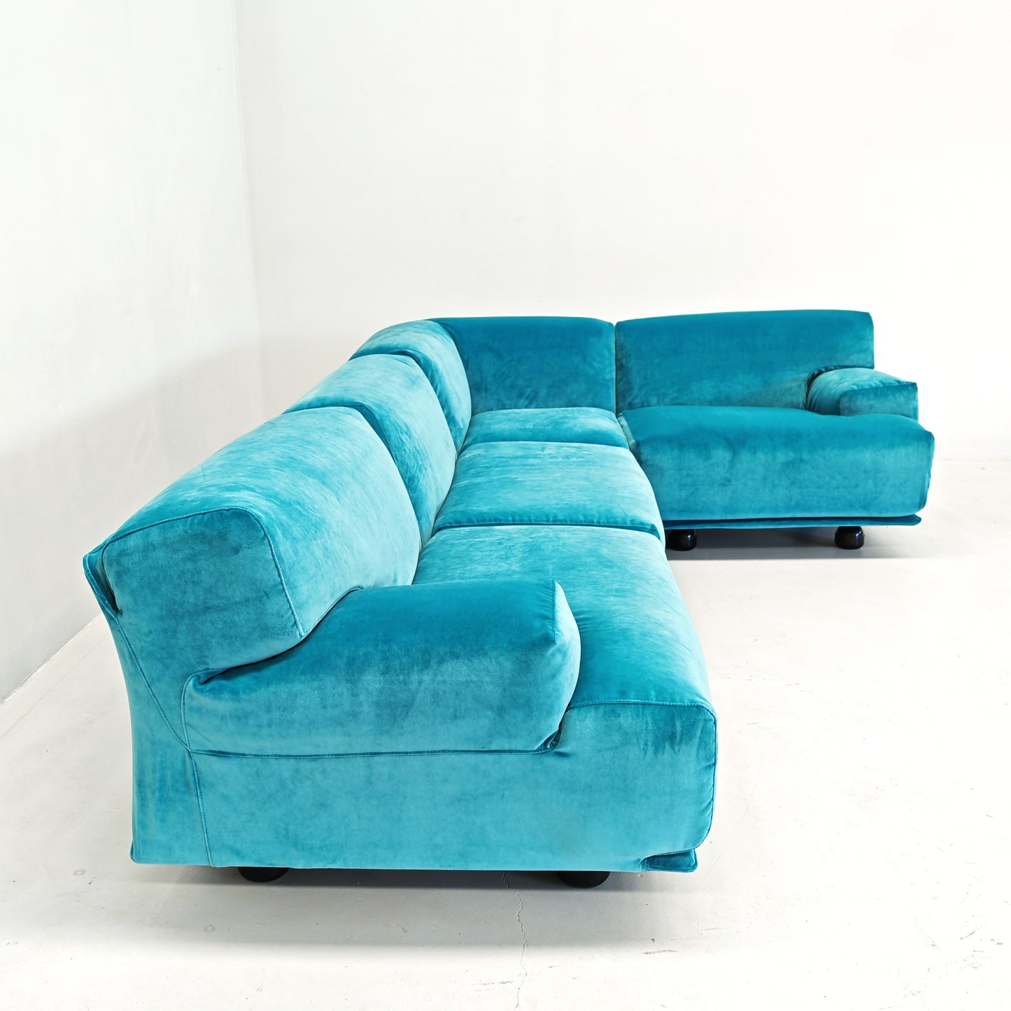 Divano modulare (4) velluto azzurro mod. Fiandra Vico Magistretti per Cassina anni 70/80