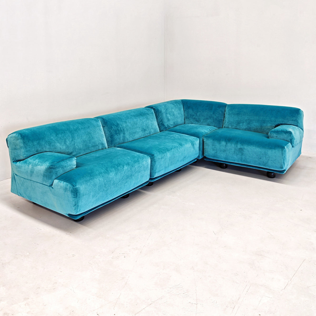 Divano modulare (4) velluto azzurro mod. Fiandra Vico Magistretti per Cassina anni 70/80